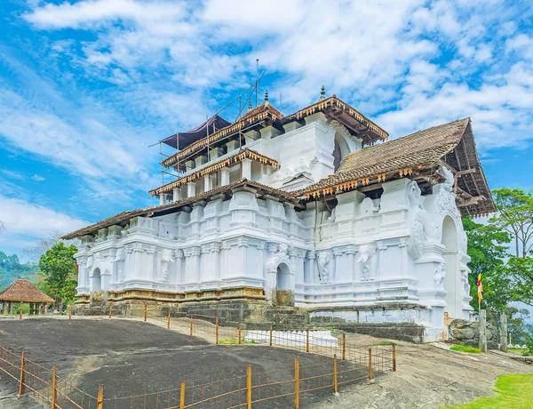 depositphotos_158389052-stock-photo-the-unique-temple-in-udunuwara