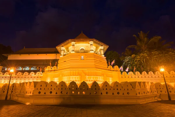 depositphotos_194322030-stock-photo-temple-sacred-tooth-relic-kandy