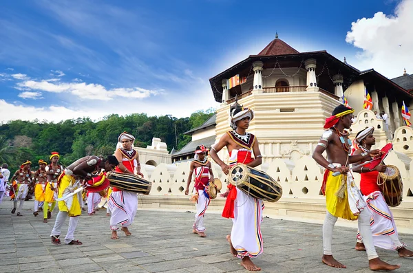 depositphotos_33024649-stock-photo-pera-hera-festival-in-kandy