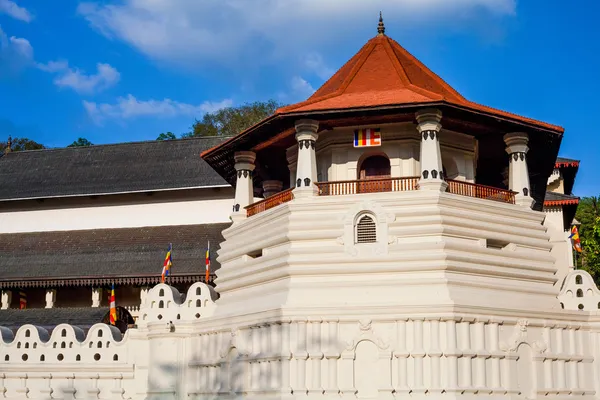 depositphotos_47375619-stock-photo-temple-of-the-tooth-kandy