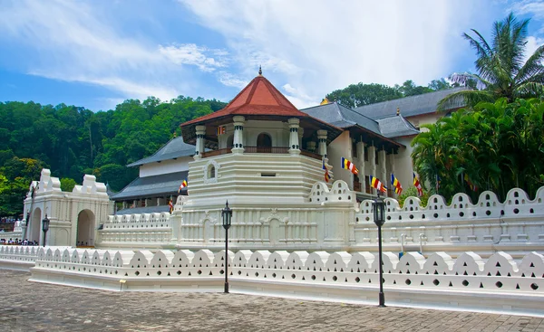 depositphotos_64541275-stock-photo-temple-of-the-sacred-tooth (1)