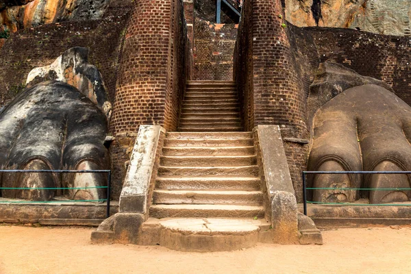 depositphotos_679758290-stock-photo-lions-paw-rock-entrance-sigiriya