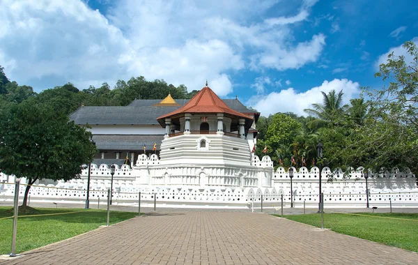 depositphotos_74244753-stock-photo-temple-of-the-sacred-tooth